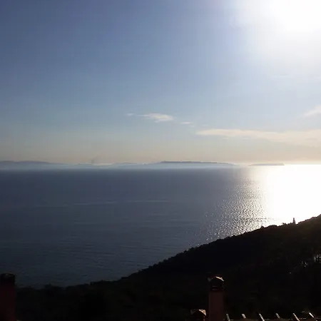 Dio Escapes Leonídion