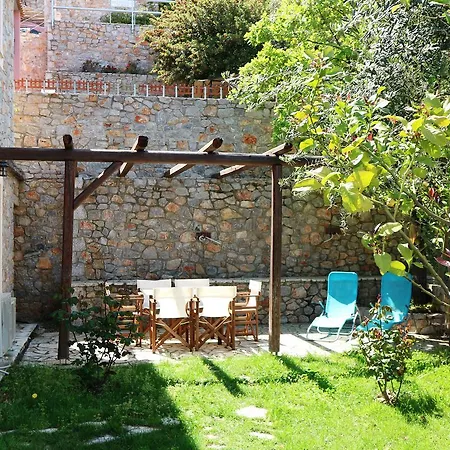 Dio Escapes Leonídion