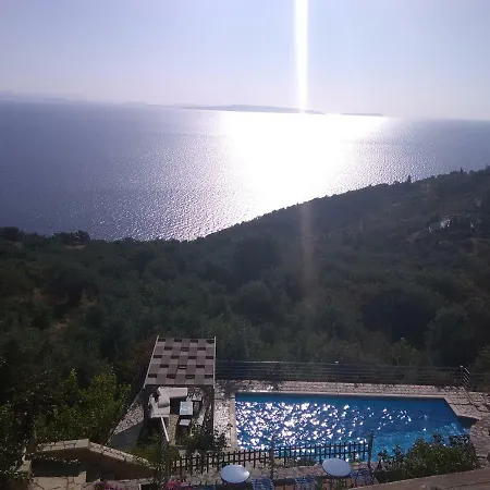 Dio Escapes Villa Leonídion