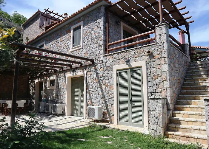 Dio Escapes Villa Leonídion