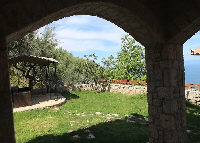 Villa Dio Escapes Leonídio